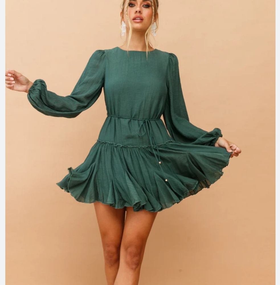 Elegant Green Women's Dress with long sleeves missing belt